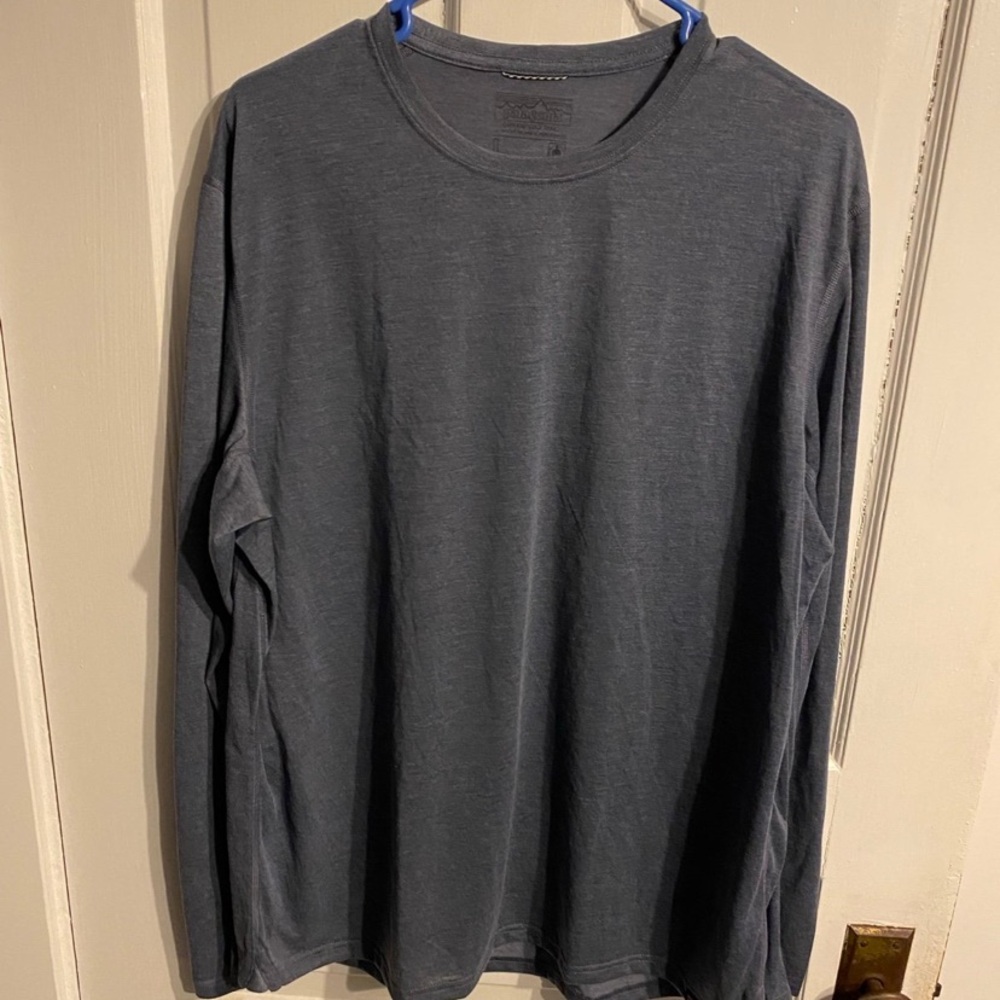Men's Patagonia Capilene Cool Trail LS tees. Size Large in Classic Navy